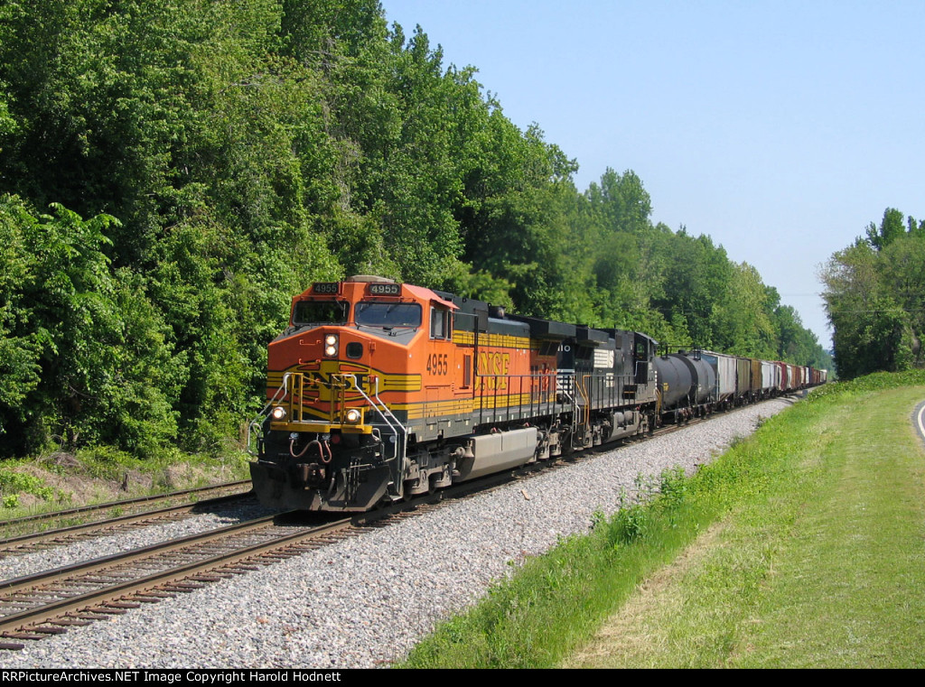 BNSF 4955 leads an NS train up the hill at Five Row